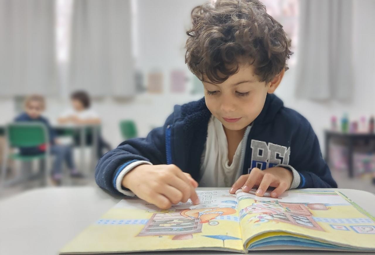 Entrelaçamentos entre ler e falar: Como situações de leitura estimulam a oralidade?